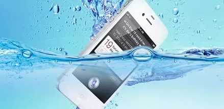 Упавший в воду iPhone можно спасти
