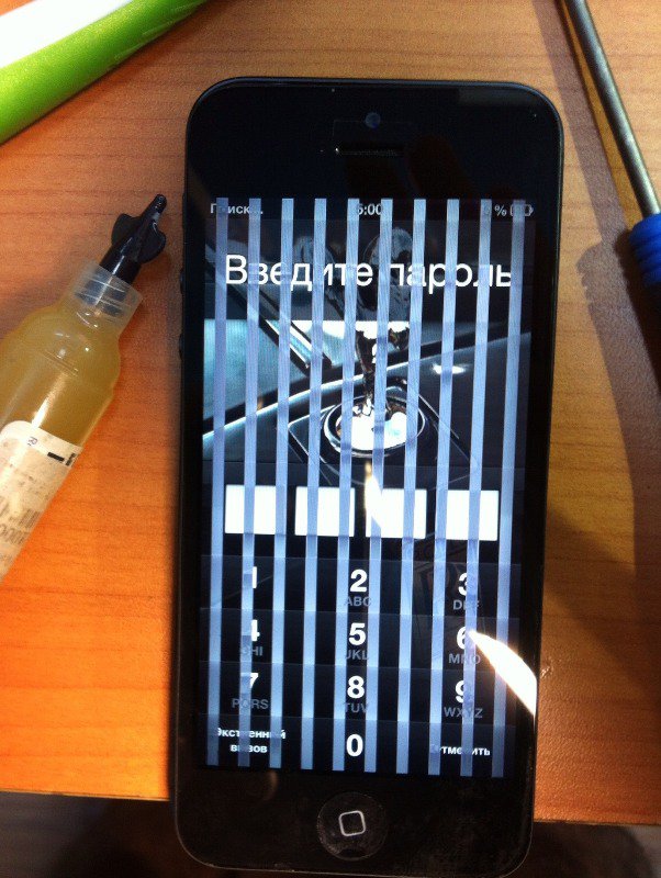 Синие полосы на экране iPhone